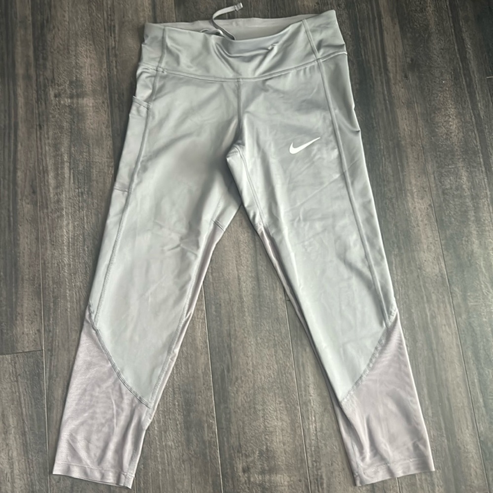 Nike Women's Workout Capri Style Pants with sheer bottom Size Small